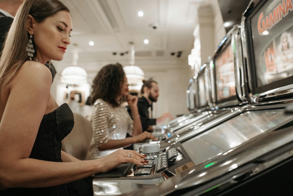 From Catwalks to Casinos: How Fashion Makes it into Online Gaming