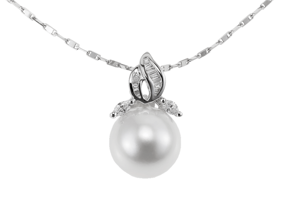 A classic pearl pendant necklace in silver