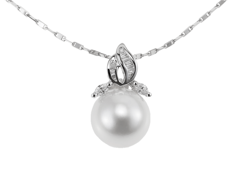 A classic pearl pendant necklace in silver
