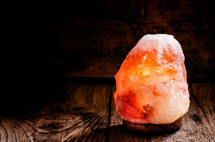 Which color of natural salt lamps is more effective for the mind
