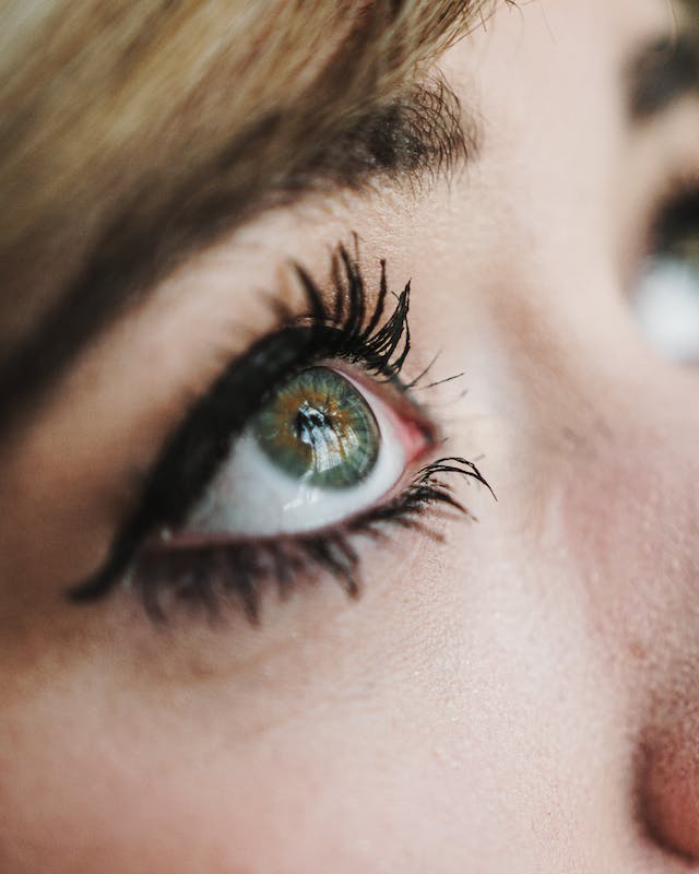 How to get thick luscious eyelashes by using lash extensions