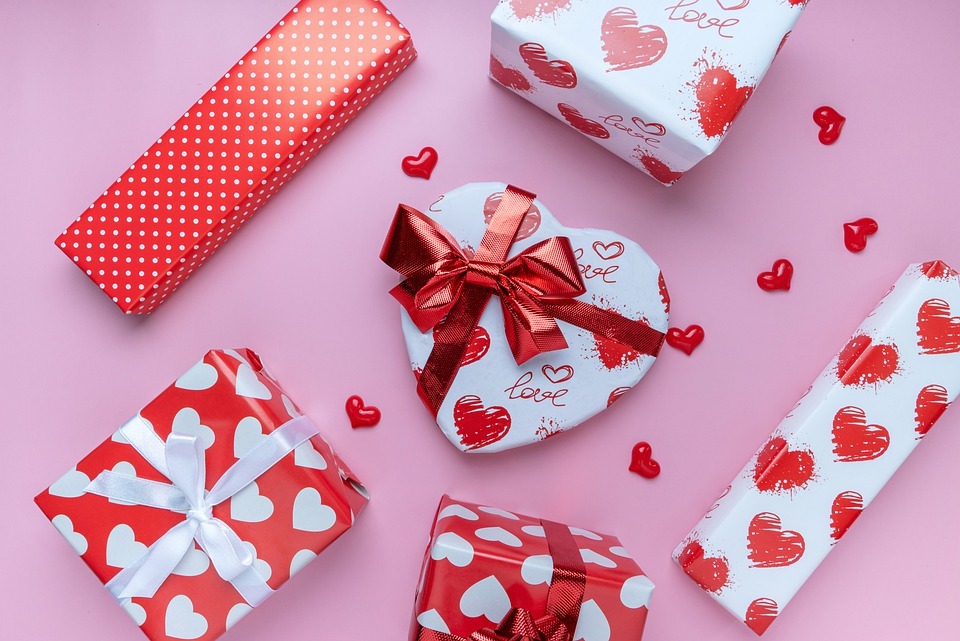 4 Romantic Gift Ideas To Win Her Heart