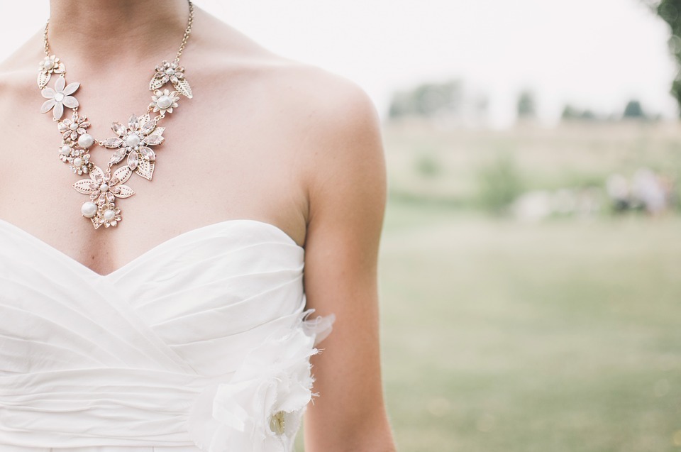 bride wearing a beautiful necklace
