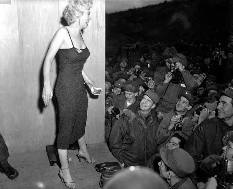 Marilyn Monroe smiling to her fans