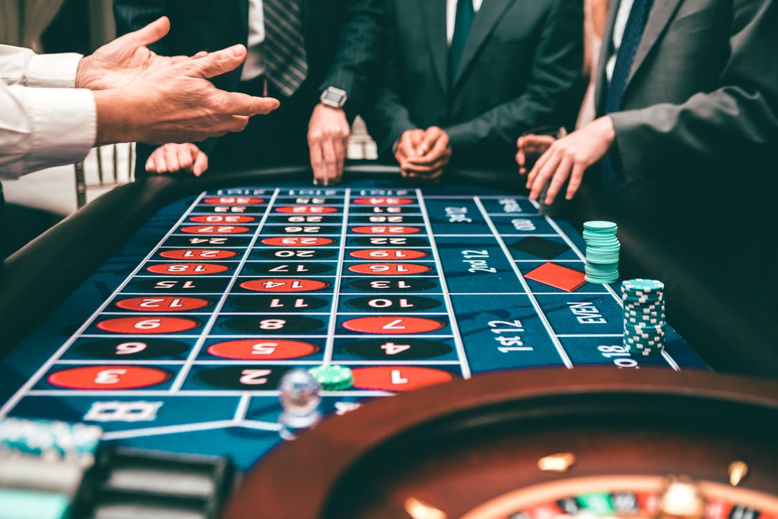 What You Need to Know Before Playing Live Dealer Casino Games