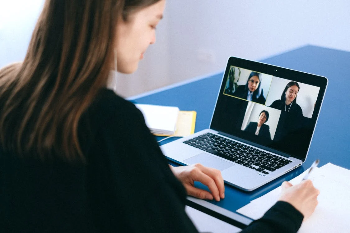 6 tips for dressing for an online meeting