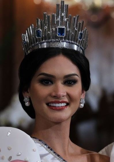 Miss Universe 2015 Pia Wurtzbach wearing her crown