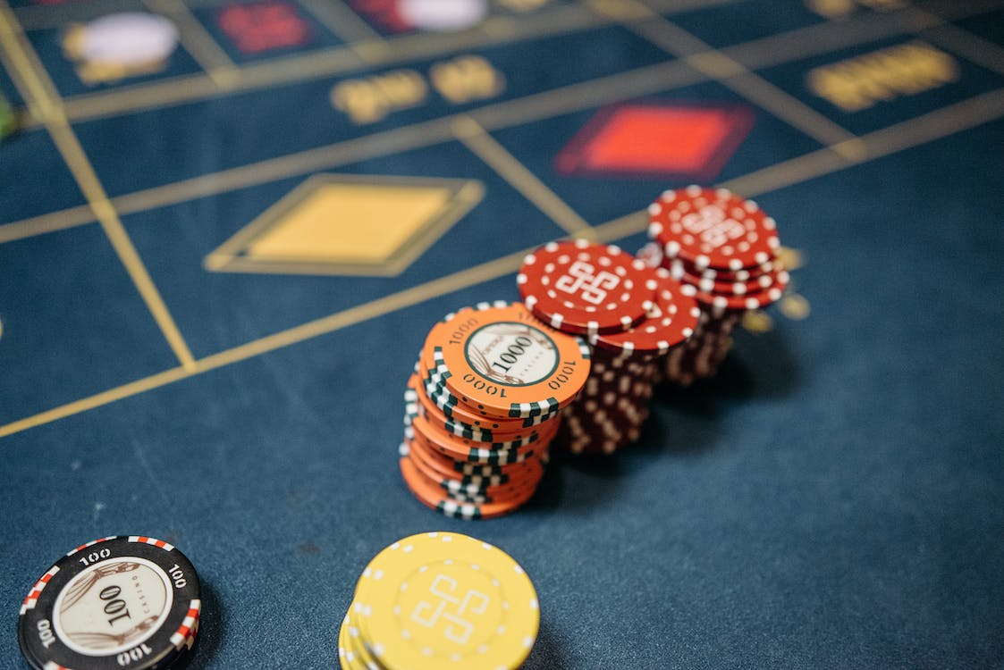 How are online casinos regulated