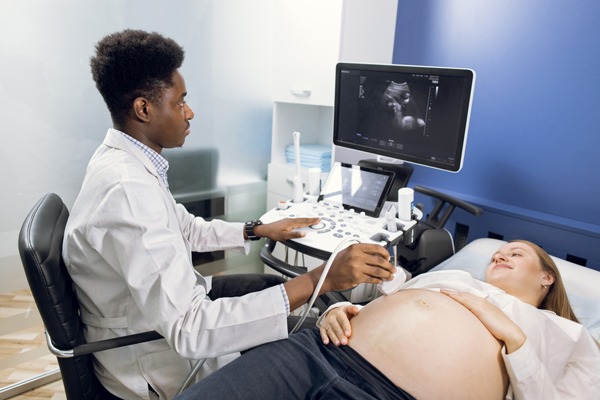 Pretty,Young,Pregnant,Woman,Visiting,Her,Doctor,For,Ultrasound,Examination.