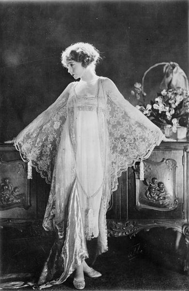 The American actress Lillian Gish in a morning dress in chiffon and lace in 1922