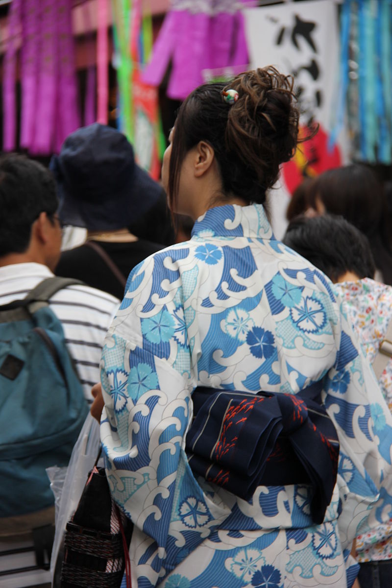 A modern yukata machine-dyed with a nadeshiko pattern,
